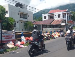 Sampah Menumpuk di Jembatan Lingkungan Tanah Masjid