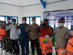 Gelar Sosialisasi, KSOP Ternate Bagi Pas Kecil dan Jaket Gratis