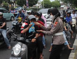 Sosialisasi Prokes, Ditlantas Polda Malut Bagikan 200 Paket Takjil ke Warga