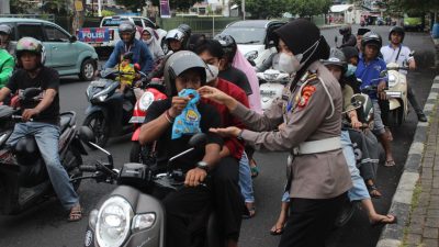 Sosialisasi Prokes, Ditlantas Polda Malut Bagikan 200 Paket Takjil ke Warga