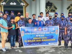 Polairud dan PWI Halut Bagi-bagi Takjil di Masjid