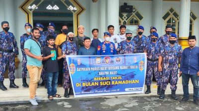 Polairud dan PWI Halut Bagi-bagi Takjil di Masjid