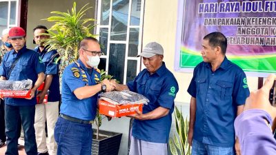 Ratusan Buruh Pelabuhan Ahmad Yani Ternate Terima THR