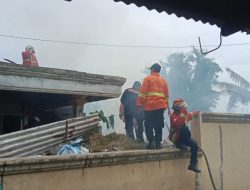 Panik dengan Kobaran Api Pembakaran Sampah, Warga Bastiong Hubungi Damkar