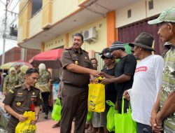Kejati Maluku Utara Bagi Ratusan Takjil dan Sembako ke Warga Ternate