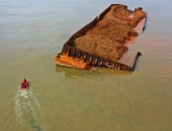 Tongkang Bermuatan 4.000 Ton Ferronikel Tenggelam di Halsel, Satu ABK Hilang
