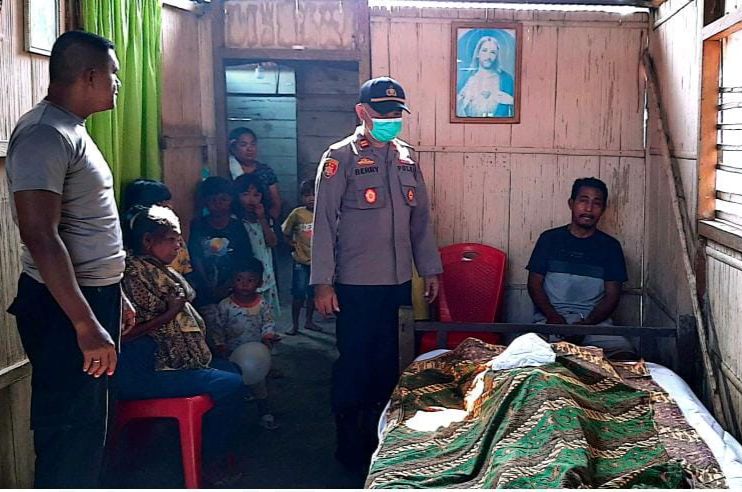 Anggota Bhabinkamtibmas di lokasi kejadian perkara kasus dugaan pembunuhan di Tobelo Selatan, Halmahera Utara, Maluku Utara. Foto: Istimewa