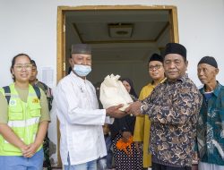 Harita Nickel Bagikan Santunan dan Bingkisan Lebaran Saat Safari Ramadan Keliling Pulau Obi
