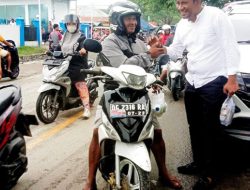 PBB Kepulauan Sula Bagi-bagi Takjil ke Warga Jelang Buka Puasa