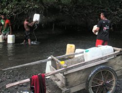 Merana di Tengah Kelimpahan Emas: Warga Kusubibi Harus Angkut Air Bersih di Sungai