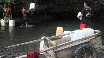 Merana di Tengah Kelimpahan Emas: Warga Kusubibi Harus Angkut Air Bersih di Sungai