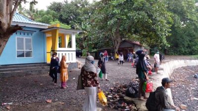 Pemuda Hiri Galang Dana untuk Bikin Tempat Duduk di Pelabuhan