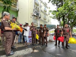 HUT Persaja Ke-72, Kejati Maluku Utara Bagi Ratusan Sembako ke Warga