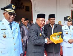 Peringati 20 Tahun Kepulauan Sula, Bupati Fifin Beri Penghargaan Kepada Tokoh Pemekaran