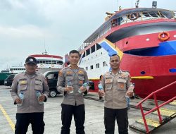 Polisi Amankan Puluhan Botol Miras dalam Karton Air Mineral dari Manado