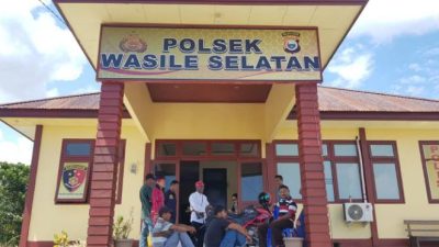 Masyarakat Adat Tobelo Boeng ketika dipanggil ke Polsek Wasile Selatan. Foto: Muhammad Ilham Yahya