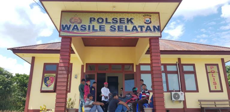 Masyarakat Adat Tobelo Boeng ketika dipanggil ke Polsek Wasile Selatan. Foto: Muhammad Ilham Yahya
