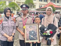 Seorang Siswa Bintara Polda Malut Peluk Foto Mendiang Ayah saat Dilantik Jadi Polisi