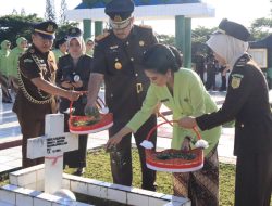 Peringati HUT Adhayaksa, Jaksa di Malut Ziarah Makam Pahlawan Banau