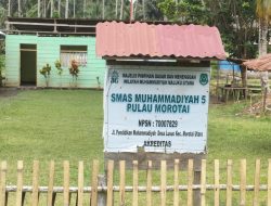 Melihat Sekolah Berdinding Papan dan Lantai Tanah di Morotai