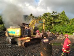 1 Unit Ekskavator Milik Pejabat Terbakar di Pesisir Ternate
