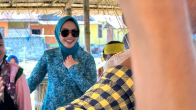 7 Potret Menawan Istri Bupati Pulau Taliabu saat Penjemputan Kontingen HKG