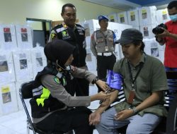Biddokkes Polda Malut Beri Pelayanan Kesehatan kepada Petugas Pemilu di Ternate