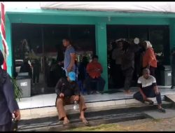 Puluhan Warga Padati Kantor Camat Ternate Utara, Minta PPK Buka Kotak Suara