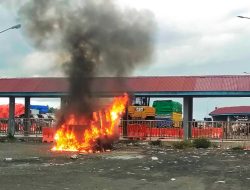 Ditinggal Pemiliknya, Satu Unit Angkot di Halmahera Utara Terbakar