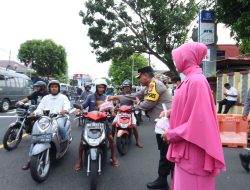Polisi di Ternate Bagi-bagi Takjil Jelang Buka Puasa