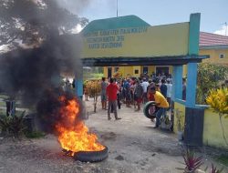Warga Geruduk Kantor Desa Cendana di Morotai, Minta Kades Dipidana