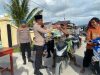Polsek Mangoli Barat Bagikan 160 Paket Takjil kepada Warga Jelang Buka Puasa