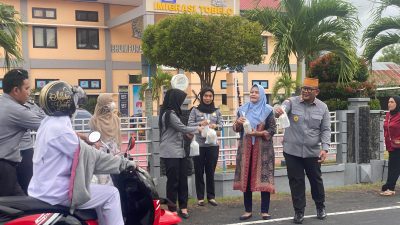 Berkah Ramadan, Imigrasi Tobelo Berbagi Takjil untuk Warga