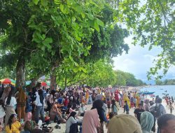 Ribuan Wisatawan Padati Pantai Luari, Halmahera Utara