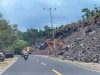 Dekat Bahu Jalan, Aktivitas Pertambangan Batu di Halmahera Utara Dikeluhkan Pengendara