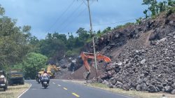 Dekat Bahu Jalan, Aktivitas Pertambangan Batu di Halmahera Utara Dikeluhkan Pengendara