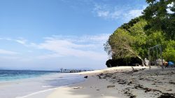 Menengok Keindahan Pulau Paniki di Seberang Desa Loleolamo, Halmahera Timur
