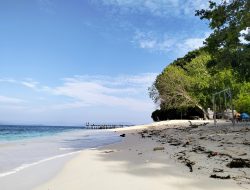 Menengok Keindahan Pulau Paniki di Seberang Desa Loleolamo, Halmahera Timur