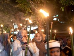 Sambut Lailatul Qadar, Pemuda Kalumata Gelar Pawai Obor Keliling Kampung