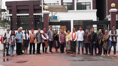 Masyarakat Adat saat menggugat presiden dan DPR RI di PTUN Jakarta. Foto: Dokumen AMAN