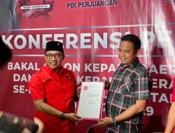 Benny Laos Resmi Kembalikan Formulir Penjaringan Calon Gubernur ke PDI Perjuangan
