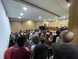 Ruangan Penuh saat Sidang Perdana Mantan Gubernur Maluku Utara