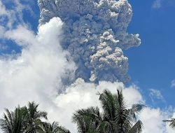 Gunung Ibu Kembali Erupsi, Warga Diimbau Tetap Pakai Masker