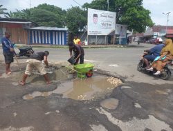 Melihat Warga Morotai Gotong Royong Perbaiki Jalan Rusak
