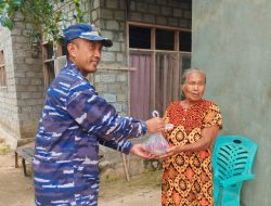 Lanal Peduli Berbagi Daging Kurban ke Warga Morotai