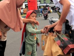 Relawan Muda Sultan Tidore Bagi-bagi Makanan Bergizi kepada Masyarakat 