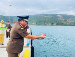 Sambut Hari Bhakti Adhyaksa ke-64, Kejari Halmahera Utara Tabur Bunga di Laut