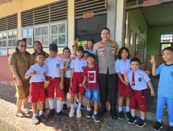 Mantan Kapolres Halut Bersama Wakapolres Bantu Sekolah SD GMIH II Tobelo