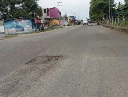 Awas! Jalan Berlubang di Ibu Kota Pulau Morotai Ancam Pengendara