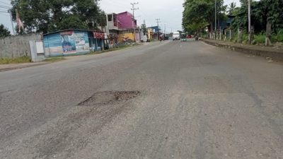 Awas! Jalan Berlubang di Ibu Kota Pulau Morotai Ancam Pengendara